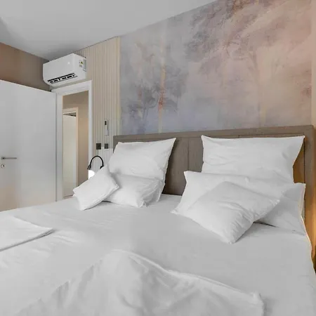 8 Eight With 2 Pools - Vodice فيلة